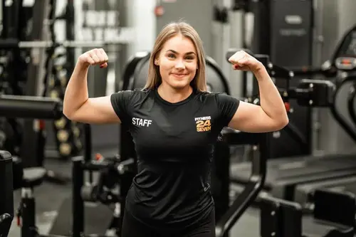 Fitness24Seven - Välkommen till Fitness24Seven - På detta gym kan du bland annat träna styrketräning och konditionsträning med moderna träningsmaskiner och fria vikter.Här finns också TjejgymEn del av gymmet är för tjejer och för tjejer endast. En avslappnad miljö med plats för både fria vikter och styrkemaskiner.Alla de andra delarna av gymmet är självklart öppna för både tjejer och killar.Cardio &amp; uppvärmningFå upp pulsen, känn farten och bli varm i kläderna.Spring på löpbandet, gå på Crosstrainern eller varför inte testa roddmaskinen?Oavsett vilket tempo du söker finns det utrustning som passar för just dig och din uppvärmning.Fria vikterTunga och lätta, stora och små.Vi erbjuder alla typer av fria vikter, alltifrån kettlebells till hantlar och skivstänger.Använd vikterna för att träna precis det du känner för.Bara fantasin sätter gränser.StyrkemaskinerUtmana dina muskler. På detta gym finns ett stort utbud av moderna styrkemaskiner för de flesta muskelgrupper.Träna biceps, triceps och mycket mer.Välkommen att svettas och lämna gärna maskinerna rena och fina till nästa person.OmklädningsrumTräningen börjar och slutar här.Byt om i lugn och ro, och gör dig redo för dagens utmaningar.Självklart finns här också förvaringsskåp för dina personliga prylar.Shop24SevenI behov av ny energi?I våra smarta varuautomater finns allt du behöver, oavsett när du behöver det.Köp en dryck, shake eller kanske en bar. Betalningen sker enkelt via swish eller kort. Välkommen att fylla på.Small group workoutKom igång med träningen!Small group workout är cirkelträning med en utbildad instruktör ute i gymmet.Vi tränar hela kroppen och alla kan vara med!Small Group Workout är en del av Fitness24sevens egna utbud.Stretch &amp; RelaxGe dig själv tid för återhämtning.Denna sektion är till för stretch och nedvarvning.Kom ner på mattan och sträck ut dina muskler.Slappna av och hitta tillbaka till lugnet med hjälp av redskap som Pilatesbollar och gummiband.RullstolsanpassatDetta gym är anpassat för rullstol och har tillgänglighetsanpassade dusch- och omklädningsrum.Gymmen i Stockholm har, som alla våra andra gym, öppet dygnet runt för alla våra medlemmar, så att du kan träna när det passar dig.Första Fitness24Seven gymmet öppnade 2003Det var 2003 som Fitness24Sevens grundare och ägare, Christian Ask, öppnade det första gymmet och äntrade Fitness-marknaden med ett gym på Henrik Smithsgatan i Malmö, Sverige.Därefter gick allting väldigt fort och det var 2005 som vi öppnade vårt allra första kontor och vårt första gym med gruppträningssalar i Lund, Sverige.Kontoret och gymmet är i anknytningar till varandra och är idag ett av våra flaggskepp.Redan 2006 hade vi 10 gym i Sverige och antalet skulle komma att bli allt fler.Om Fitness24Seven på LinkedinVi är en global fitnesskedja som erbjuder gym och gruppträning för över 400 000 medlemmar världen över.På Fitness24Seven är vår vision att leda människor till ett hälsosammare liv, oavsett vem de är eller var de bor.Med mer än 250 gym i fem länder har vi kommit ganska långt, men vår resa har precis börjat.Vi är alltid på väg någonstans nytt och vi bryter hela tiden nya mark. Vårt företag växer snabbt och är alltid i behov av nya hungriga talanger.När du jobbar med oss arbetar du tillsammans med 2 000 medarbetare i över 80 städer. Vi jobbar i hög hastighet och vår väg förändras hela tiden.Det du gör idag kanske inte är det du gör imorgon. Vi sätter ganska ambitiösa mål som vi uppnår tillsammans, eftersom vi tror att samarbete gör laget.Genom tillgänglighet, gästfrihet och funktionalitet erbjuder vi våra medlemmar en hälsosammare livsstil till ett attraktivt pris.Vi älskar att hålla saker enkelt och vårt erbjudande är inget undantag. Ett medlemskap som ger tillgång till alla gym i alla länder 24 timmar om dygnet.Anta utmaningen – gå med i vårt team!Star Trac hos Fitness24SevenMer om Fitness24SevenFitness24Seven på Facebook